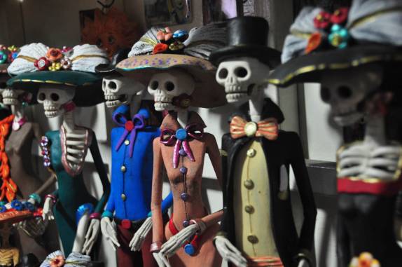 Venda de catrinas no famoso Mercado de Doces e Artesanatos de Morelia, no México